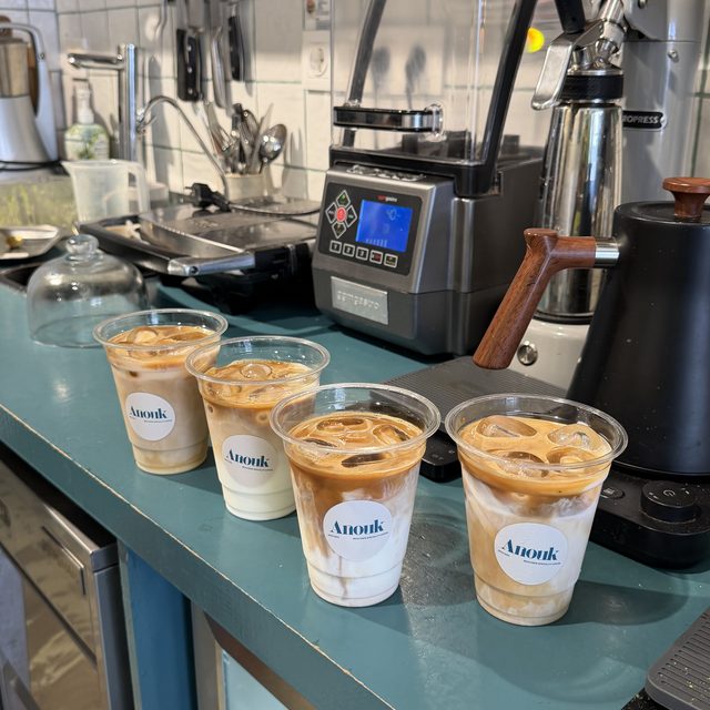 Cafés helados listos en la barra de Anouk